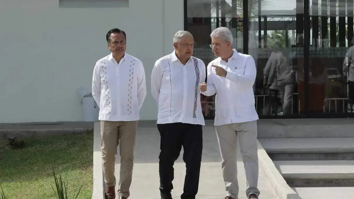 AMLO con Fausto Costa presidente Nestle y el gobernador de Veracruz